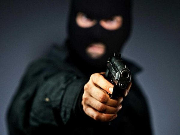 В Кременчуге двое парней с пистолетом ночью ограбили прохожего