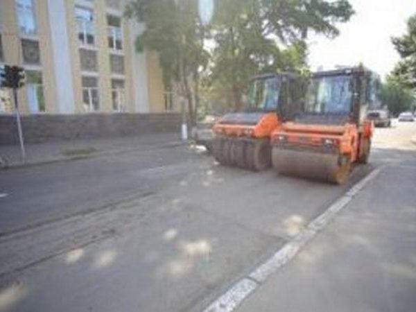 Сотрудники ДРСУ активизировались на одной из главных улиц Кременчуга