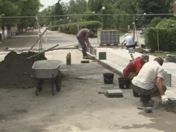 В Кременчуге начался ремонт тротуара на улице Соборной