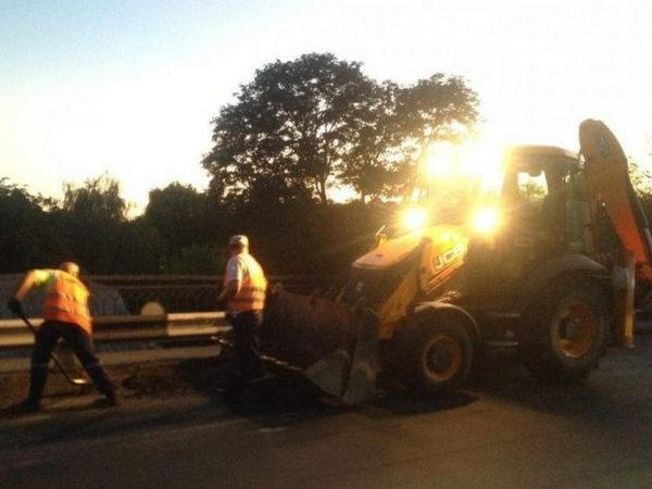 Кременчугские дорожники продолжают ремонт Крюковского моста