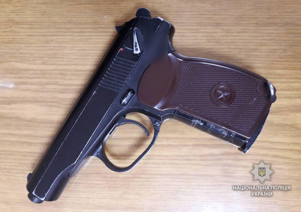 Кременчугская полиция задержала преступника, направившего оружие на ребенка