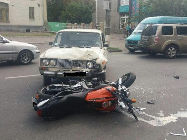 В Кременчуге на Первомайской столкнулись «ВАЗ-2106» и мотоцикл