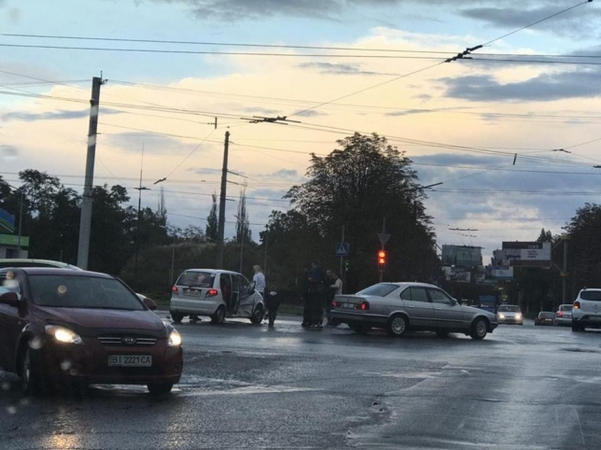 В Кременчуге на улице Киевской не разминулись два автомобиля Daewoo