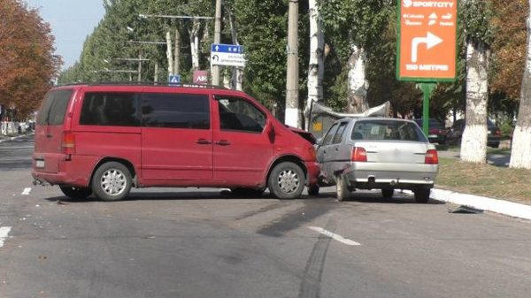 В Кременчуге «Опель» перевернулся на бок, а Мерседес въехал в Славуту