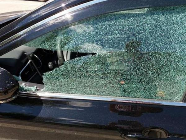 В Кременчуге неизвестные разбили автомобиль командира роты полицейских
