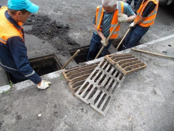 Кременчугские дорожники приступили к расчистке ливневой канализации