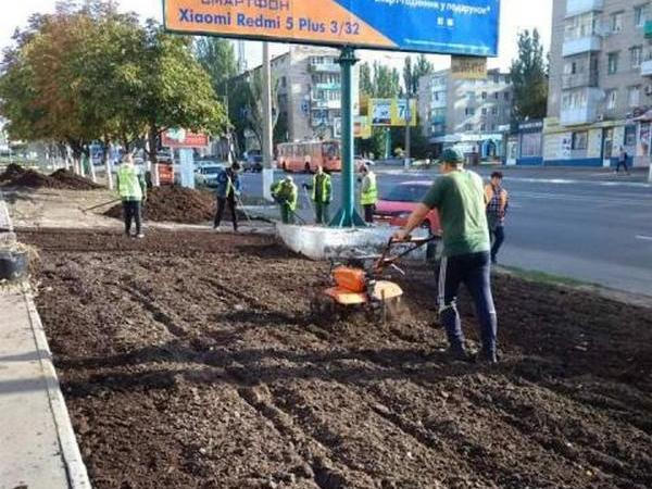 Кременчугские коммунальщики приводят в порядок газоны по проспекту Свободы