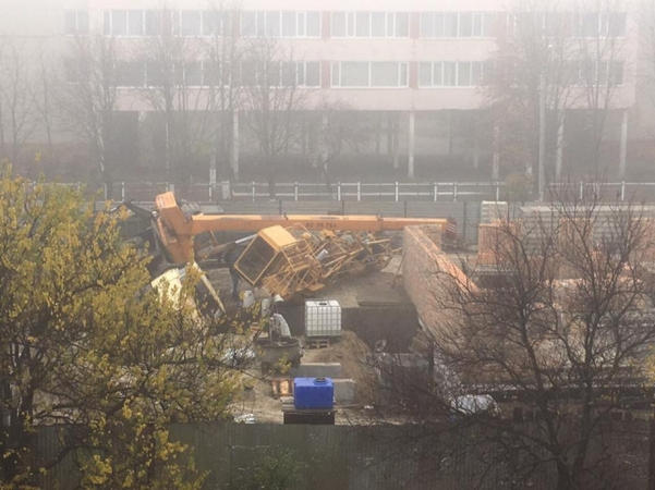 В Кременчуге строительный кран упал рядом с детской площадкой