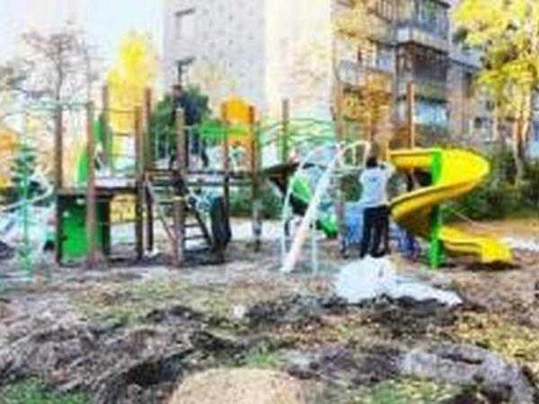 В Кременчуге устанавливают новую детскую площадку