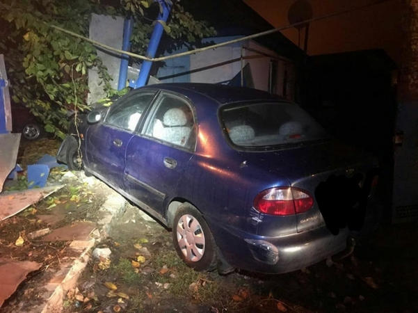 Кременчугская полиция задержала пьяного водителя, который въехал в ограждение частного дома