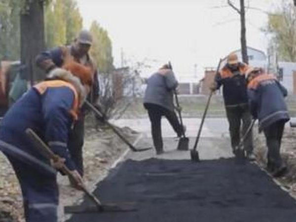 Кременчугские коммунальщики ремонтируют тротуары по ул. Пугачева