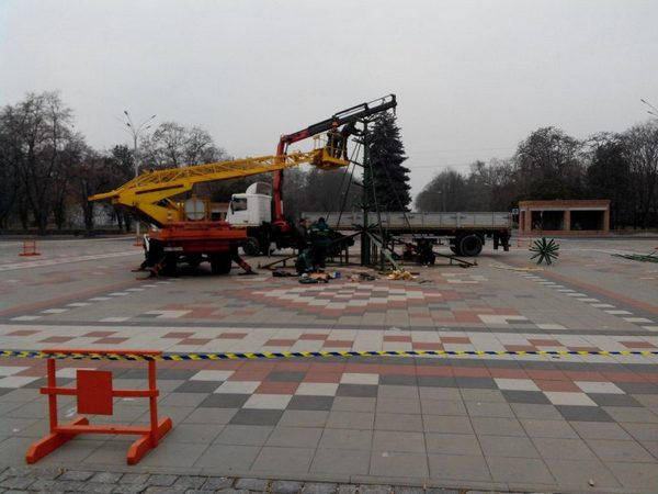На главной площади Кременчуга начали устанавливать новогоднюю елку