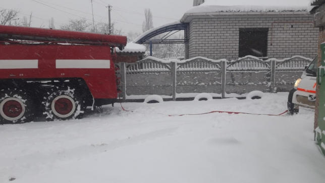 Кременчугские спасатели вытягивали карету скорой из снега
