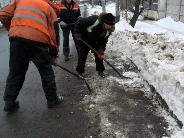 Кременчугские дорожники начали расчисткой ливневой канализации от снега