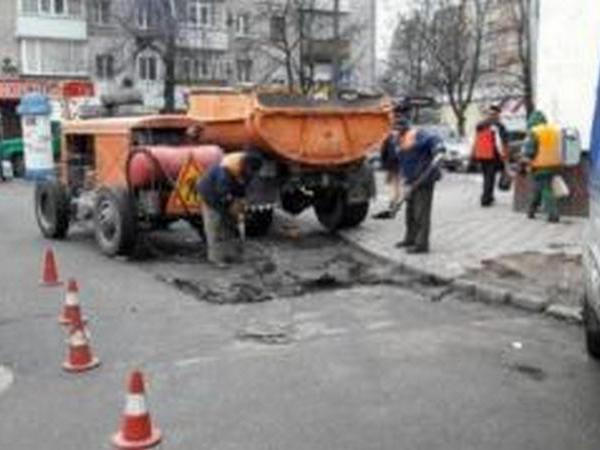 Проблемные участки городских дорог Кременчуга «латают» от ям