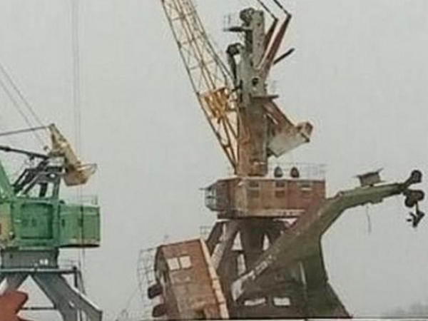 В речном порту Кременчуга упал большой кран
