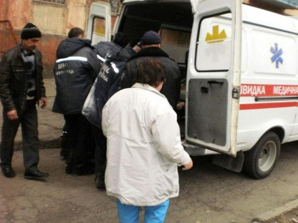 Кременчугские спасатели помогли 120-киллограмовой пенсионерке спуститься к карете скорой