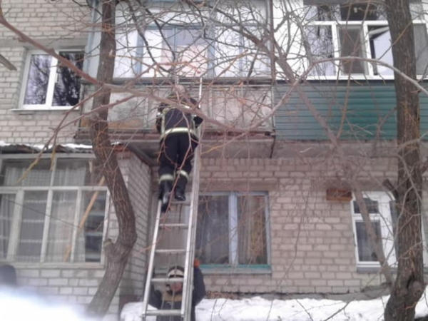 Кременчугские спасатели ломом вскрывали балконные двери