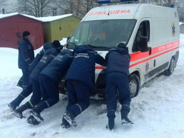 За сутки кременчугские спасатели вытащили из сугробов 6 автомобилей «скорой»