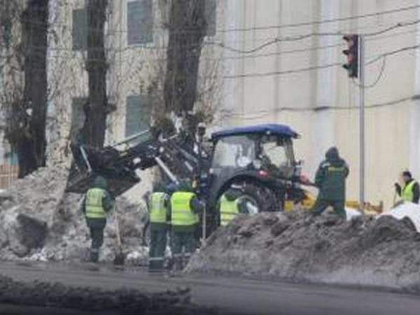 В Кременчуге на уборку снега привлекли максимальное количество коммунальщиков