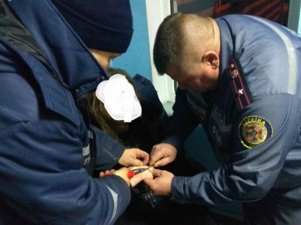 Кременчугские спасатели помогли девочке снять серебряное кольцо с пальца