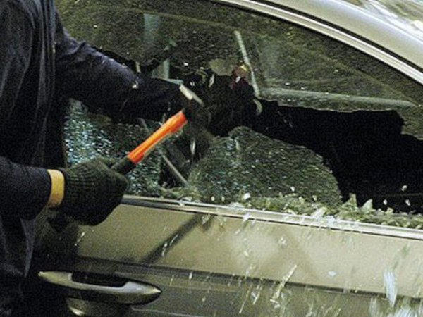 В Кременчуге неизвестный разбил стекло в авто и украл зарядное устройство