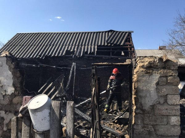 Кременчугские спасатели тушили пристройку к летней кухне