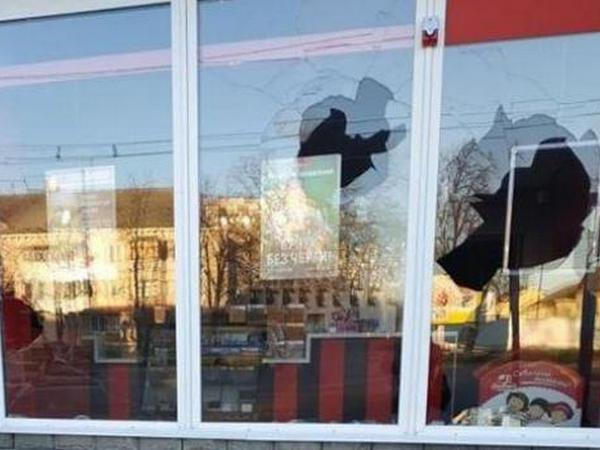 В Кременчуге хулиганы разбили витрину пивного магазина