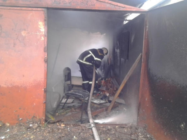 В Кременчуге из-за шалостей школьников загорелся гараж