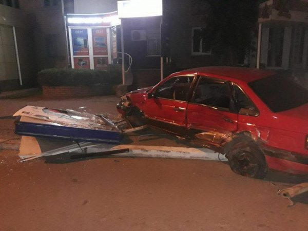 В Кременчуге столкнулись два автомобиля и снесли «сити-лайт»