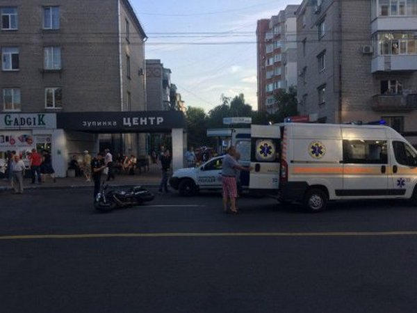 В центре Кременчуга мотоциклист сбил мужчину