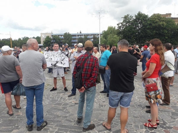 В Кременчуге рыбаки устроили акцию протеста у стен мэрии