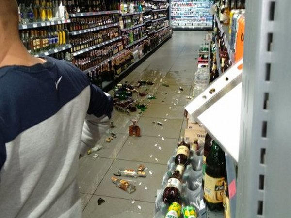 В Кременчуге неизвестные устроили погром в супермаркете