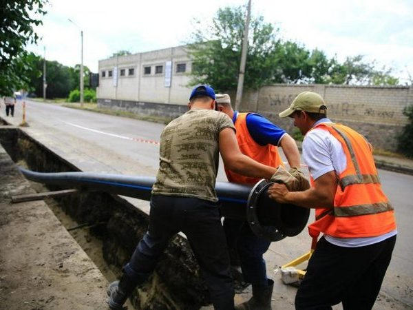 Кременчугские коммунальщики проводят замену водопровода на улице Леонова