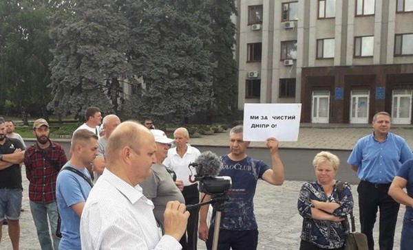 В Кременчуге рыбаки устроили акцию протеста у стен мэрии