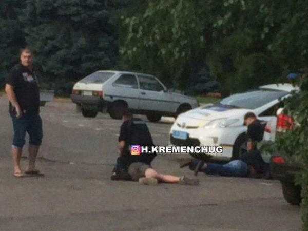Полиция Кременчуга сообщает о задержании мужчины с наркотиками и оружием