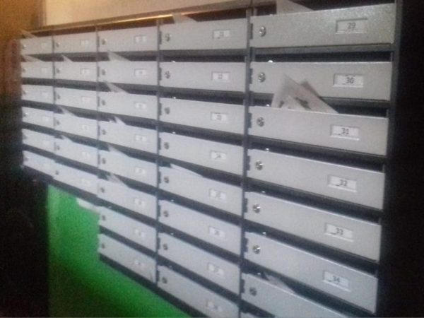 В Кременчуге в многоэтажных домах проводят замену почтовых ящиков