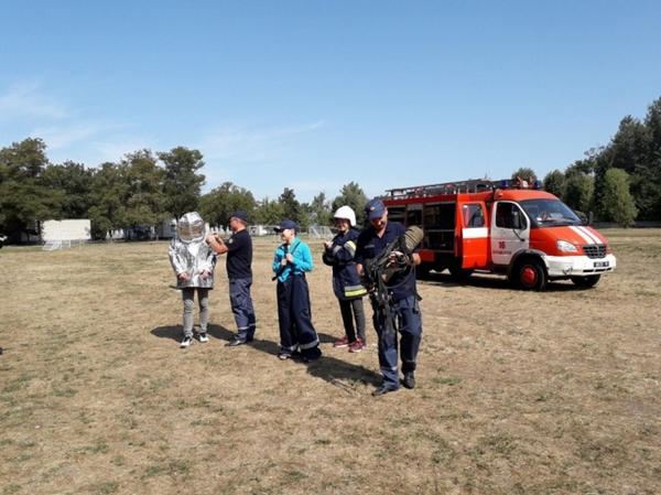 Кременчугские спасатели приехали к детворе в лагерь «Звездный»