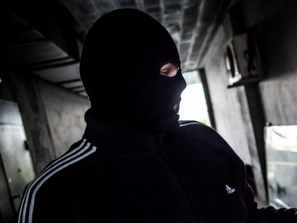 В Кременчуге трое неизвестных в спортивных костюмах ограбили мужчину