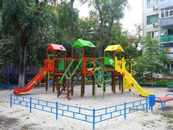 В Кременчуге ведется усиленная работа по установке детских площадок