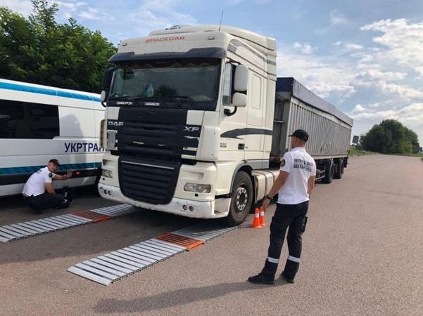 В Кременчуге выявили 3 грузовика с нарушениями веса