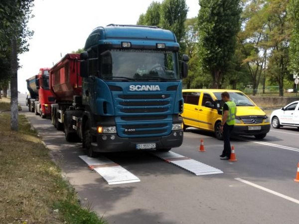 В Кременчуге депутат Терещенко и полиция не пропустили грузовик с перегрузом