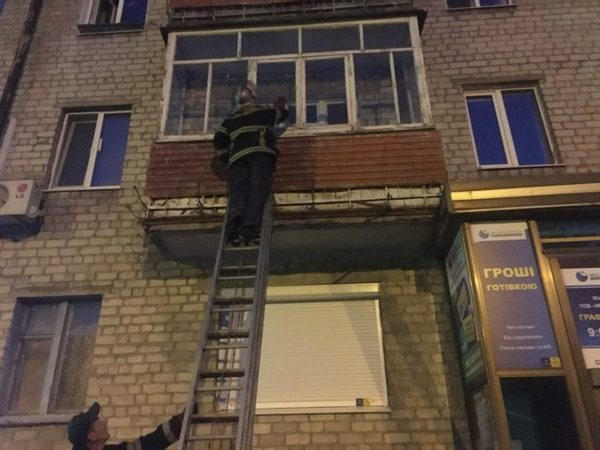 Кременчугские спасатели освободили 75-летнюю женщину из квартирного плена