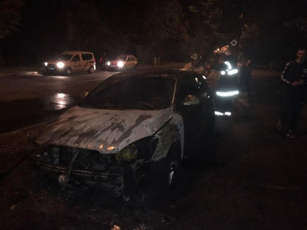 В Кременчуге посреди ночи загорелся автомобиль