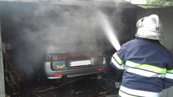 В Кременчуге в гараже горел легковой автомобиль