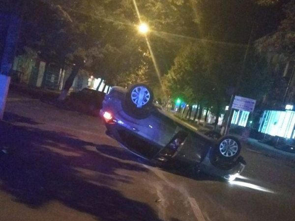 В Кременчуге авто в результате ДТП перевернулось на крышу