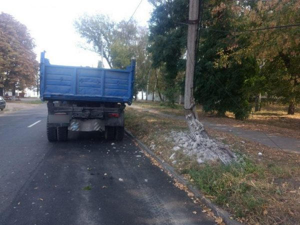 В Кременчуге грузовик, избегая аварии, врезался в столб