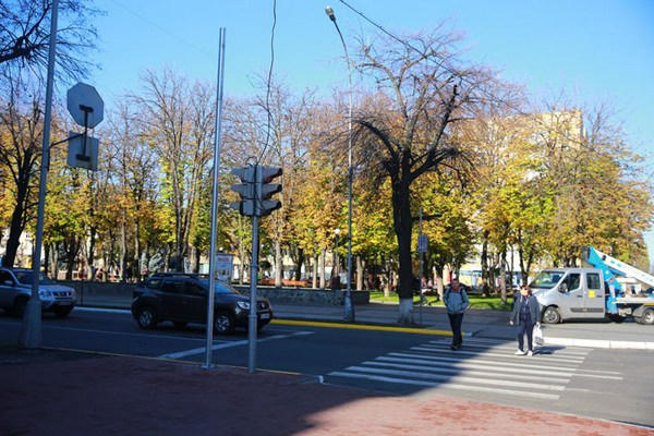 В центре Кременчуга начали устанавливать новые светофоры