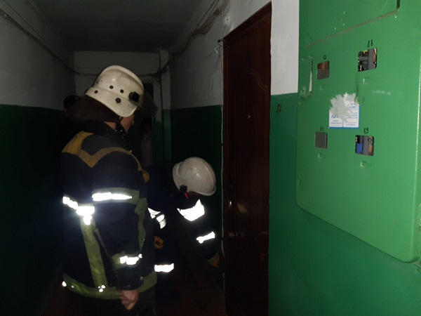 В Кременчуге спасатели обнаружили в закрытой квартире труп