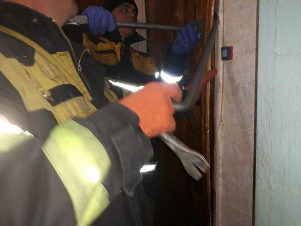 Спасатели помогли медикам попасть в квартиру к больной кременчужанке
